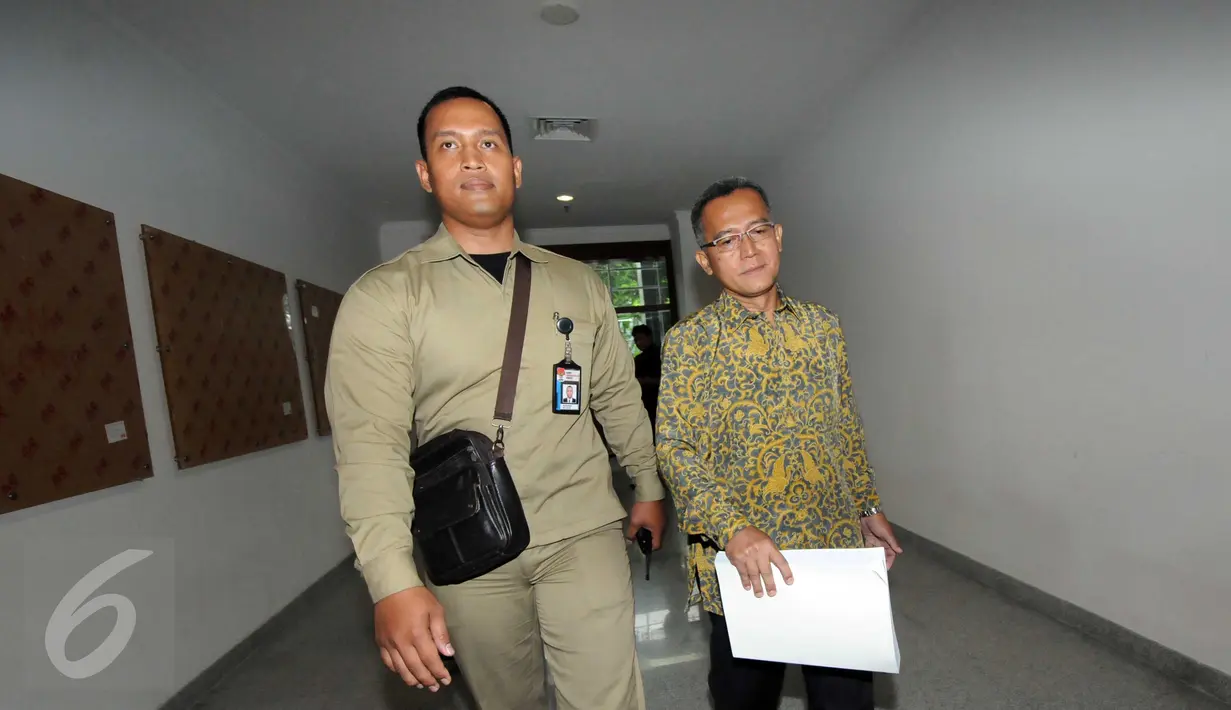 Ketua Hakim PTUN Medan (nonaktif) Tripeni Irianto Putro dikawal menuju ruang sidang di Pengadilan Tipikor, Jakarta, Kamis (19/11). Tripeni dituntut empat tahun penjara atas perbuatannya menerima uang suap dari OC Kaligis. (Liputan6.com/Helmi Afandi)