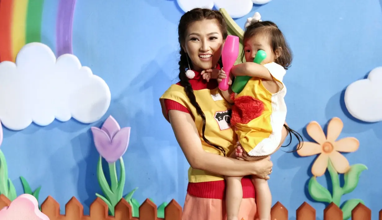 "Ayu sakit tadi pagi, kita sudah video call-an. Dia sakit di rumah semoga cepat sembuh," ujar Ruben Onsu, di kawasan Gatot Subroto, Jakarta Selatan, Senin (17/7/2017). (Adrian Putra/Bintang.com)