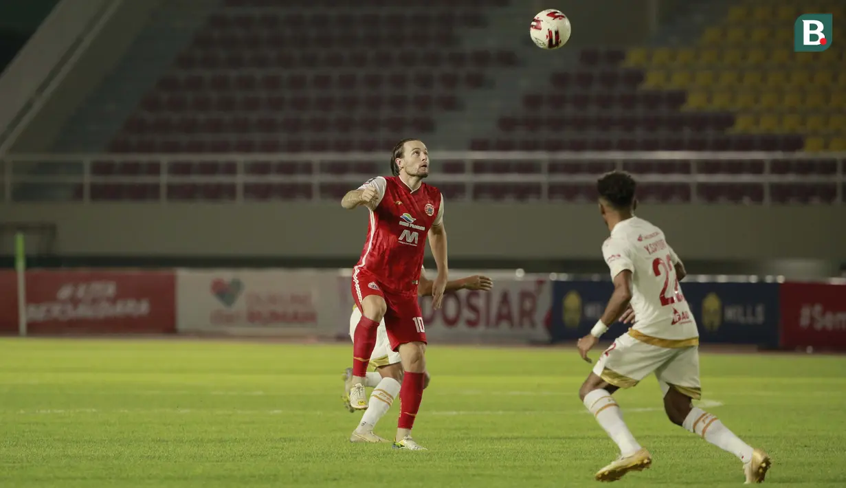 Marc Klok berhasil keluar dari tekanan ketika melawan PSM yang notabene mantan timnya. Gelandang berusia 28 tahun itu kerap menjadi sasaran permainan keras tim lawan. (Foto: Bola.com/Ikhwan Yanuar)