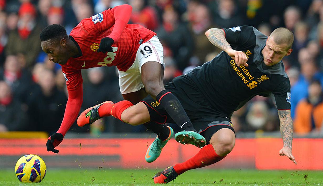 Bek Liverpool, Martin Skartel, menekel striker Manchester United, Danny Welbeck, pada laga Liga Premier Inggris di Stadion Old Trafford, Inggris, Minggu (13/1/2013). (AFP/Andrew Yates)
