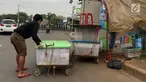 PKL menggelar lapak dagangannya di Jalur Inspeksi Kanal Banjir Timur, Jakarta, Rabu (3/1). Kurangnya pengawasan menyebabkan jalur inspeksi tersebut dipenuhi PKL sehingga mengganggu ketertiban umum. (Liputan6.com/Immanuel Antonius)