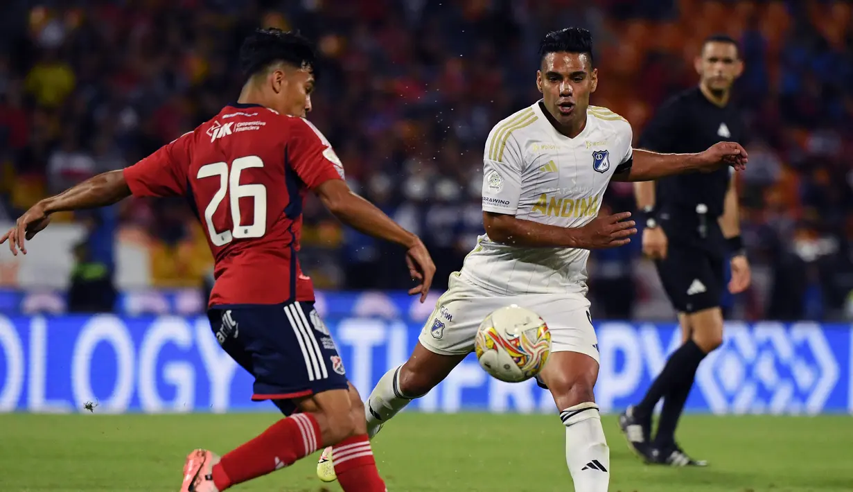 Pemain Millonarios, Radamel Falcao (kanan) berebut bola dengan pemain Madellin, Cristian Graciano pada laga lanjutan Liga Kolombia di Atanasio Girardot Stadium, Medellin, Kolombia 18 Juli 2024. (AFP/Jaime Saldarriaga)