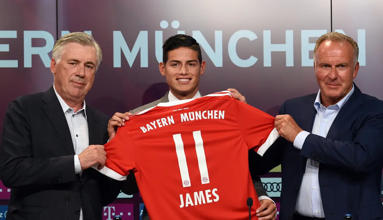 Gelandang baru Bayern Munchen, James Rodriguez foto bersama dengan direktur Karl-Heinz Rummenigge dan pelatih Bayern Munchen Carlo Ancelotti saat konferensi pers di Munchen, (12/7). (AFP Photo/Christof Stache)