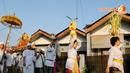  Dengan berpakaian adat khas Bali, tampak rombongan yang membawa sesaji untuk Upacara Melasti (Liputan6.com/Andrian M Tunay)