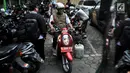 Pegawai kantor Balai Kota DKI Jakarta mengambil kendaraan yang diparkir di halaman Kelurahan Kebon Sirih, Jakarta, Rabu (16/1). Akibat penuhnya motor menggangu aktivitas serta pelayanan di kelurahan tersebut. (Merdeka.com/Iqbal S. Nugroho)