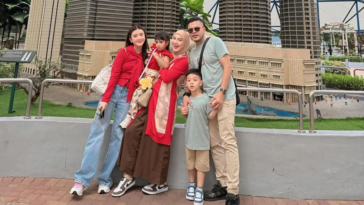 6 Gaya Fashion Liburan Keluarga Irish Bella di Legoland Malaysia, Tampil Kompak