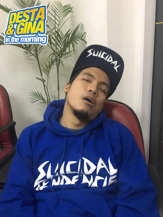 Beberapa waktu silam, Desta tertangkap kamera tertidur setelah ia selesai siaran di Prambors. (Foto: instagram.com/prambors)