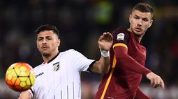 Pemain AS Roma, Edin Dzeko (kanan), berebut bola dengan pemain Palermo, Luca Rigoni, dalam lanjutan Serie A Italia di Stadion Olimpico, Roma, Senin (22/2/2016) dini hari WIB. (AFP/Filippo Monteforte)