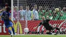 Gelandang Italia, Andrea Pirlo, berusaha membobol gawang Prancis pada laga final Piala Dunia di Stadion Olympic, Berlin, Minggu (9/72006). Pada turnamen ini Pirlo berhasil mengantar Italia juara. (AFP/Odd Andersen)