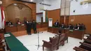 Suasana sidang perdana Gatot Brajamusti atau Aa Gatot terkait kasus kepemilikan senjata api ilegal dan satwa langka di PN Jakarta Selatan, Selasa (10/10). Sidang itu beragendakan pembacaan dakwaan oleh Jaksa Penuntut Umum. (Liputan6.com/Immanuel Antonius)