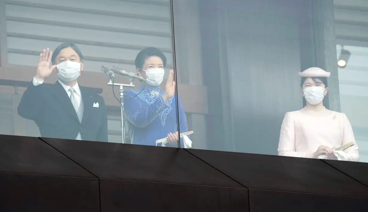 Kaisar Jepang Naruhito (kiri) bersama Permaisuri Masako (tengah) dan putri mereka Putri Aiko menyapa warga saat mereka muncul di balkon Istana Kekaisaran untuk menandai ulang tahun ke-63 kaisar di Tokyo, Jepang, Kamis (23/2/2023). Warga Jepang ramai-ramai datang untuk mengucapkan selamat kepadanya Kaisar Jepang Naruhito saat perayaan ulang tahunnya yang ke-63. (AP Photo/Eugene Hoshiko, Pool)