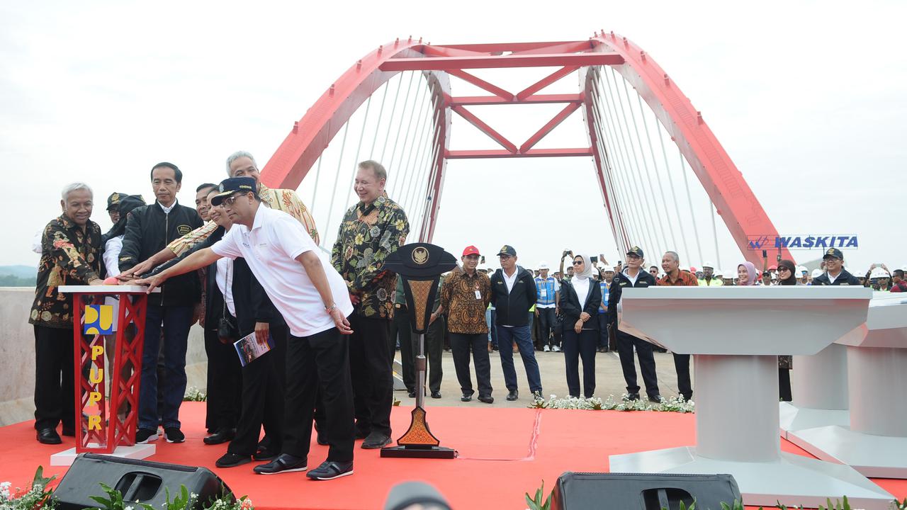 Gaya Jokowi Saat Resmikan Tiga Ruas Tol Trans Jawa
