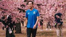 Selain Ibnu Jamil, ada pula Daniel Mananta yang begitu energik saat mengikuti Tokyo Marathon 2023. Namun, presenter yang dikenal sebagai VJ itu sempat menceritakan kalau persiapan 4 bulan mengikuti ajang tersebut hampir sia-sia gegara diare. Namun, berkat dukungan dari teman-teman yang lain, Daniel berhasil mencatat waktu terbaiknya. (Liputan6.com/IG/@vjdaniel)