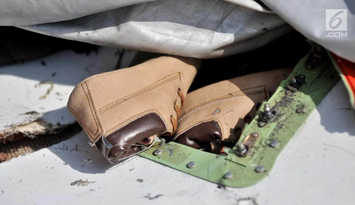 Sepatu korban jatuhnya pesawat Lion Air JT 610 di Tanjung Priok, Jakarta Utara, Senin (29/10). Barang-barang tersebut ditemukan mengapung di lokasi jatuhnya pesawat Lion Air JT 610. (Merdeka.com/Iqbal Nugroho)