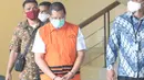 Mantan Direktur Niaga PT Dirgantara Indonesia (PTDI) Irzal Rinaldi Zailani meninggalkan Gedung KPK usai ditetapkan sebagai tersangka di Jakarta, Jumat (12/6/2020). KPK menahan Irzal dalam kasus dugaan korupsi kegiatan penjualan dan pemasaran pesawat PTDI tahun 2007-2017. (merdeka.com/Imam Buhori)