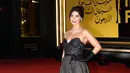 Aktris Mesir Rania Mansour berpose di karpet merah saat menghadiri upacara penutupan Festival Film Internasional Kairo ke-40, Mesir (29/11).  (AFP-Services/Tony Hage/Ciff)