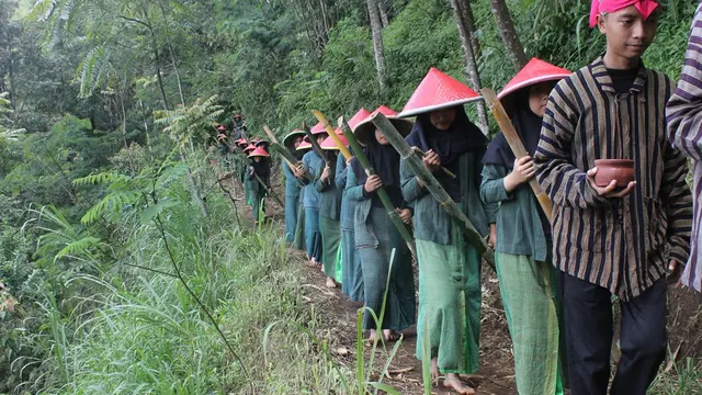 Pengambilan air dari mata air atau Tuk Sikopyah dalam Festival Gunung Slamet 2019. (Foto: Liputan6.com/Humas PBG/Muhamad Ridlo)