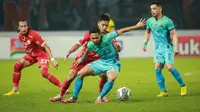 Pemain Madura United FC, Reva Adi Utama (depan) berebut bola dengan pemain Persija Jakarta, Ilham Rio Fahmi saat laga pekan ke-10 BRI Liga 1 2022/2023 antara Persija Jakarta melawan Madura United di Stadion Patriot Candrabhaga, Bekasi, Sabtu (17/9/2022). (Bola.com/Bagaskara Lazuardi)