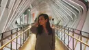 Wajah manis Dea Annisa punya daya tarik tersendiri yang membuatnya tetap dipuji cantik oleh penggemarnya. Penerangan cahaya sekitar yang tak mendukung hasil akhir foto tetap menghasilkan foto candid estetik Dea Annisa. Rambut yang digerai kian memancarkan pesona bintang film Nikah Duluan ini. (Liputan6.com/IG/@deaaannisa)