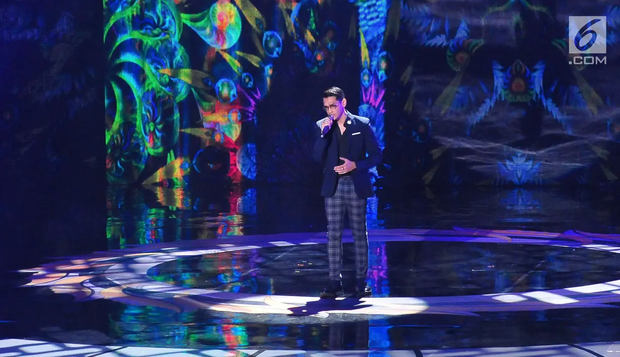 Penampilan Afgan saat menghibur penonton dalam acara Festival Film Bandung 2017 di studio 6 Emtek, Jakarta (22/10). (Liputan6.com/Helmi Afandi)
