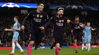 Para pemain Barcelona merayakan gol ke gawang Manchester City pada laga Liga Champions di Etihad Stadium, Manchester, Selasa (1/11/2016). (AFP/Oli Scarff)