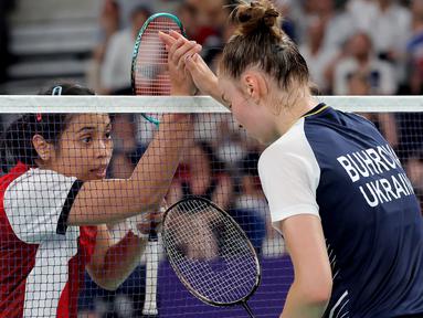 Wakil tunggal putra, Anthony Sinisuka Ginting dan wakil tunggal putri, Gregoria Mariska Tunjung sama-sama memperloeh kemenangan pada laga pertama mereka di fase grup cabor bulu tangkis Olimpiade Paris 2024 di Porte de la Chapelle Arena, Prancis, Minggu (28/7/2024). Sementara di nomor ganda campuran, Rinov Rivaldy/Pitha Haningtyas Mentari belum mampu memetik kemenangan kedua setelah kalah telak dari wakil China berstatus unggulan pertama, Zheng Siwei/Huang Yaqiong. (AFP/David Gray)