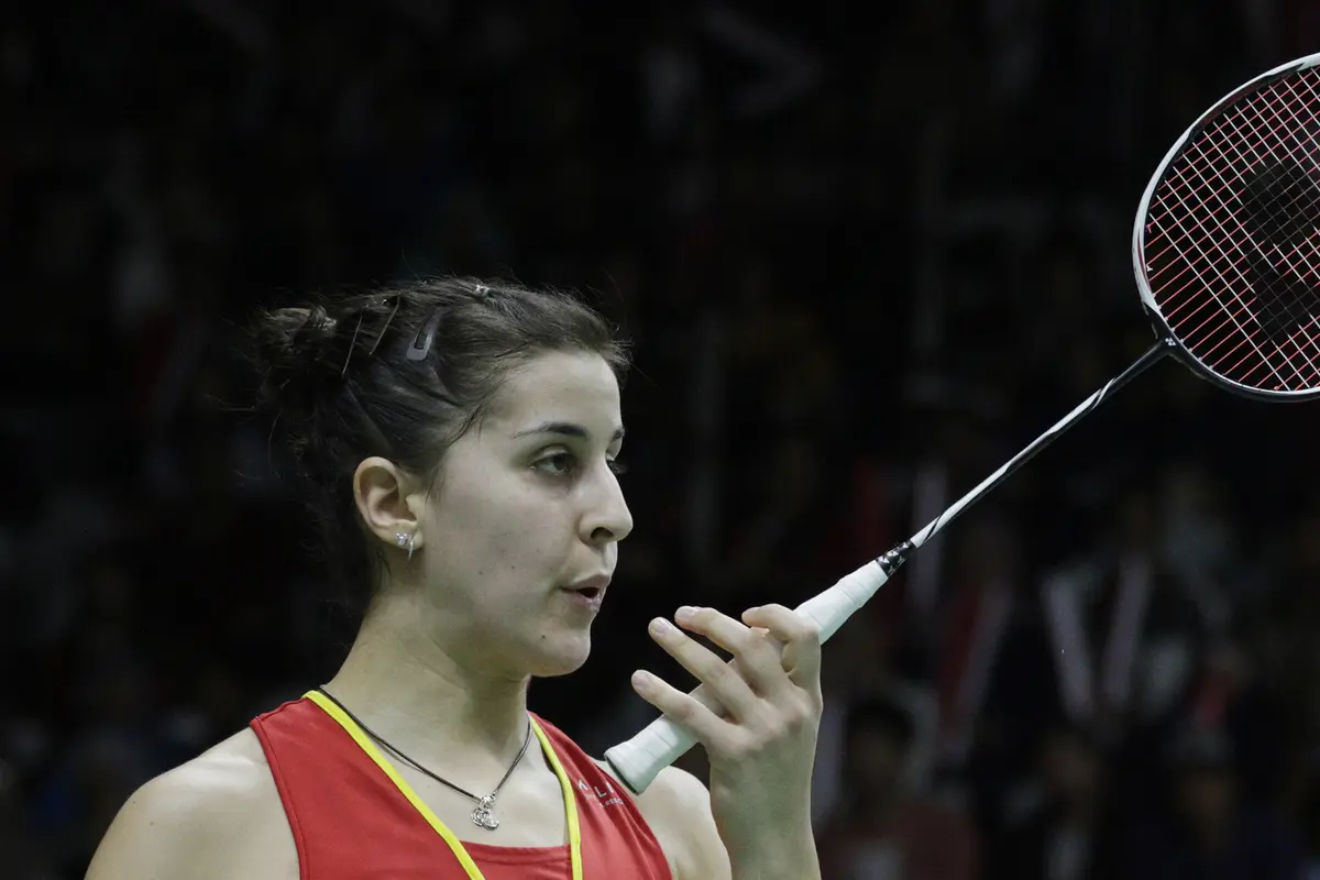 Tunggal putri Spanyol, Carolina Marin, meniup tangannya saat melawan tunggal Korsel. (Bola.com/M. Iqbal Ichsan)