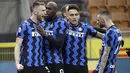 Para pemain Inter Milan merayakan gol yang dicetak oleh Milan Skriniar ke gawang Atalanta pada laga Liga Italia di Stadion Giuseppe Meazza, Senin (8/3/2021). Inter Milan menang dengan skor 1-0. (AP/Luca Bruno)