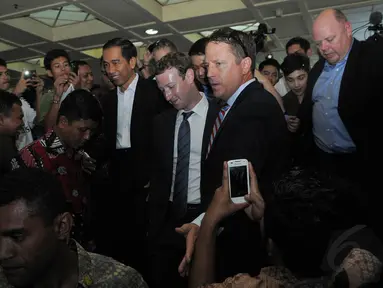 Jokowi mengajak bos Facebook Mark Zuckerberg blusukan ke Pasar Blok A Tanah Abang, Jakarta, (13/10/14). (Liputan6.com/Herman Zakharia)