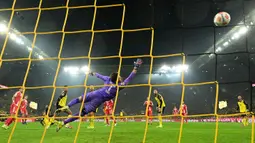 Namun kedudukan berubah tiga menit sebelum berakhirnya waktu normal babak kedua. Joshua Kimmich berhasil menceploskan bola ke gawang Dortmund dengan memanfaatkan kemelut di depan gawang. (AFP/Ina Fassbender)
