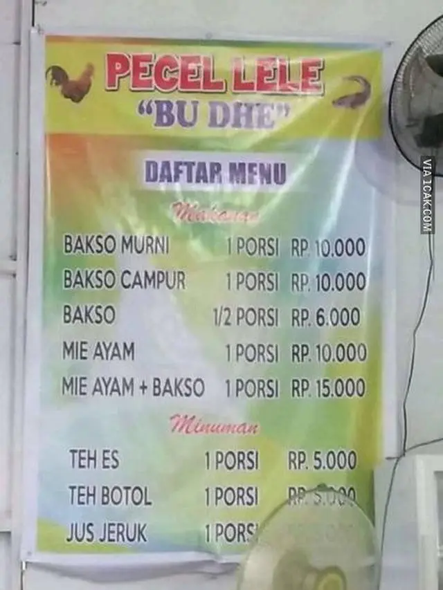 6 Spanduk Jualan Enggak Matching Ini Bikin Pembeli Bingung