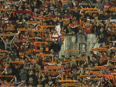 Suporter tim Macan Kemayoran memenuhi tribun jelang menyaksikan laga Persija melawan PSMS di laga pertama semifinal Piala Presiden 2018 di Stadion Manahan, Solo, Jawa Tengah, Sabtu (10/2). Persija menang 4-1. (Liputan6.com/Helmi Fithriansyah)