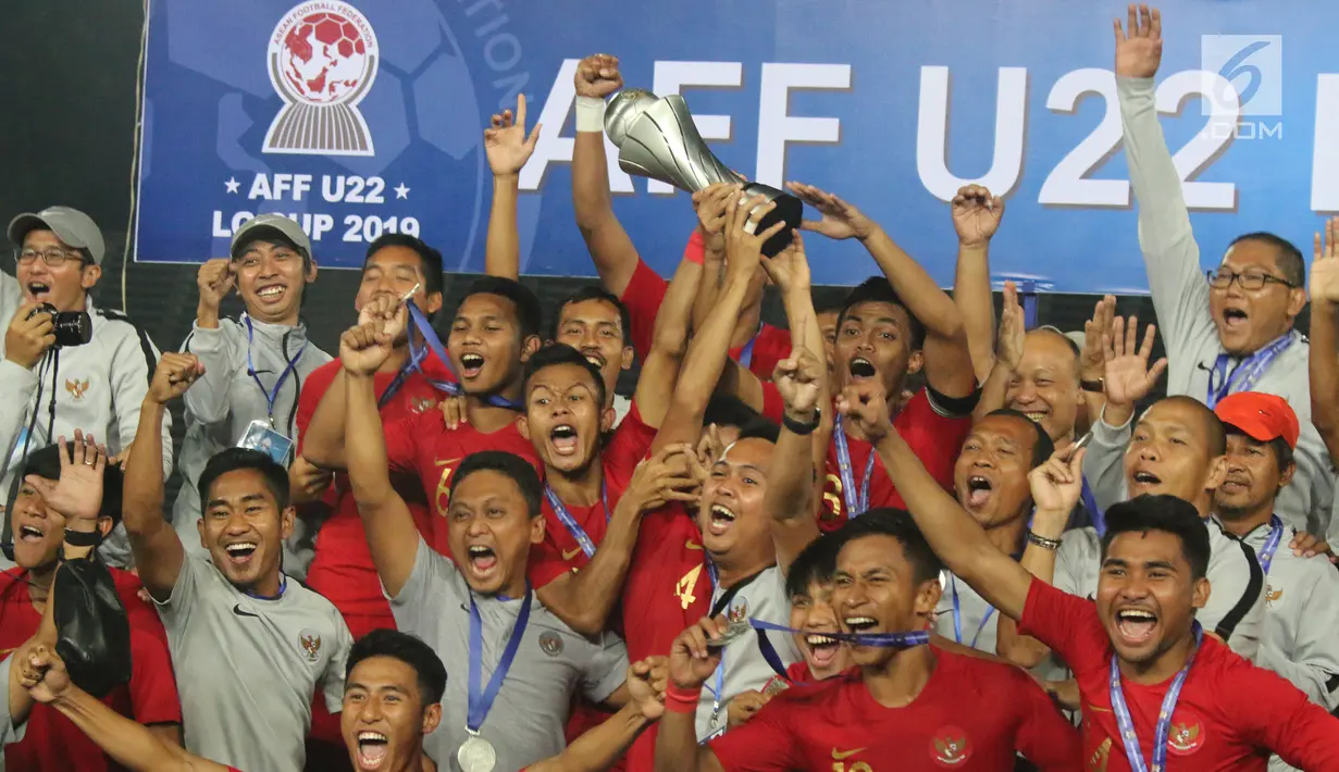 Pemain Timnas Indonesia merayakan gelar juara Piala AFF U-22 2019 setelah mengalahkan Thailand pada laga final di Stadion National Olympic, Phnom Penh, Selasa (26/2). Indonesia menjadi juara setelah mengalahkan Thailand 2-1. (Bola.com/Zulfirdaus Harahap)
