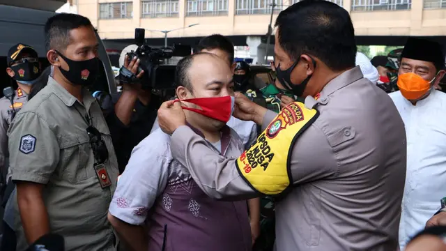 Kapolda Metro Jaya Irjen Nana Sudjana memasangkan masker kepada warga di kawasan Pasar Tanah Abang, Jakarta Pusat