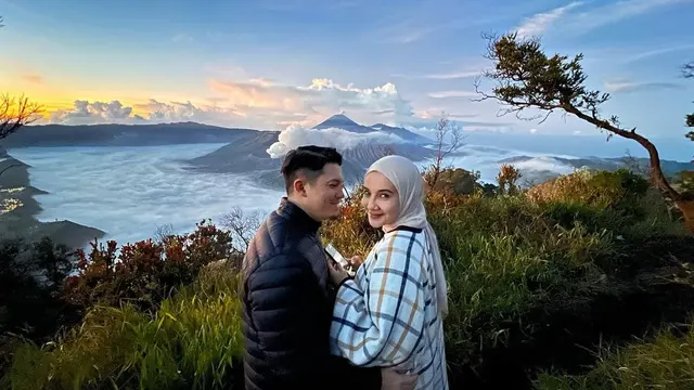 Zaskia Sungkar Liburan di Bromo