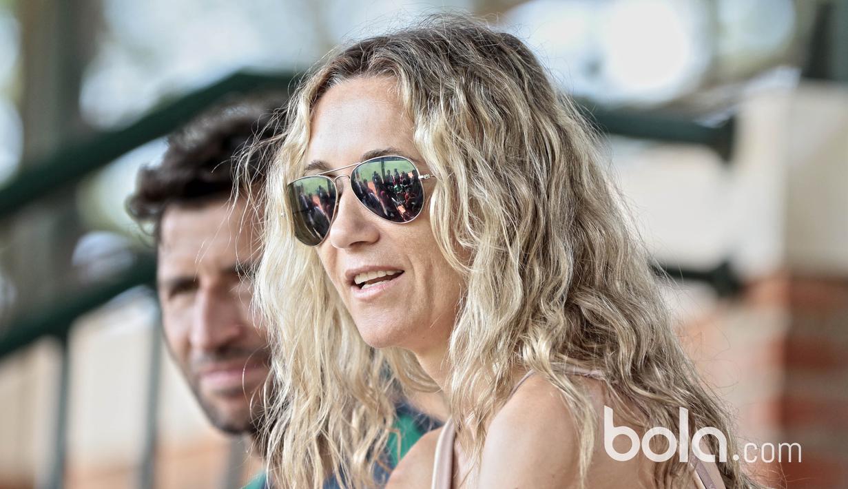 Senyum manis dan keramahan Maria Luisa membuat awak media betah bersamanya usai latihan Timnas U-22 Indonesia di Lapangan SPH, Karawaci, Jumat (17/3/2017). Maria Luisa hadir untuk memberikan semangat kepada Luis Milla. (Bola.com/Nicklas Hanoatubun)