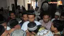 Keinginan menyalami Jokowi terus berlanjut saat Jokowi akan keluar meninggalkan masjid {Liputan6.com/Herman Zakharia)