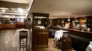 Kursi dan meja diatur untuk membatasi kapasitas tempat duduk di restoran di New York, AS (30/9/2020). Mulai Rabu (30/9), restoran-restoran di New York City diizinkan untuk membuka kembali layanan makan dalam ruangan selama masih di bawah 25 persen dari kapasitas maksimal. (Xinhua/Michael Nagle)