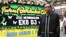 Komedian Tarzan saat melayat ke rumah duka Alm Eko Koeswoyo alias Eko DJ di kawasan Pondok Kelapa, Jakarta, Selasa (28/3). Eko DJ meninggal dunia dalam usia 65 tahun. (Liputan6.com/Herman Zakharia)
