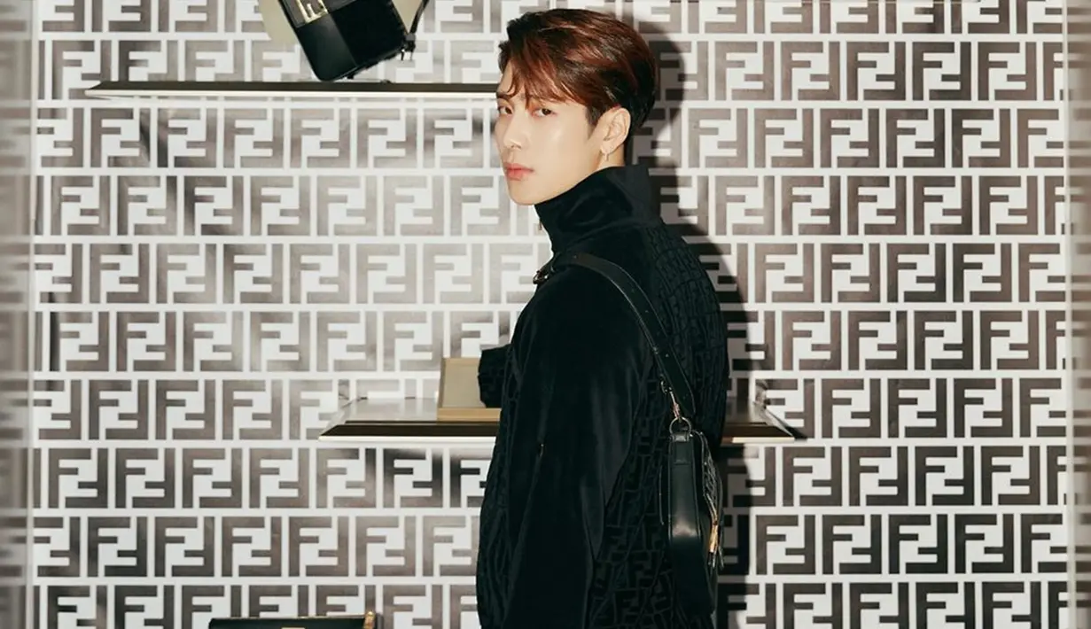 Tak hanya mengenakan kaus saja, Jackson juga cukup sering mengenakan jaket berwarna  hitam. Terkadang, ia juga menambahkan aksesoris seperti kalung dan gelang pada penampilannya. (Liputan6.com/IG/@jacksonwang852g7)