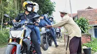 Ketua TP PKK Jawa Barat Atalia Praratya Ridwan Kamil saat berkeliling mengendarai sepeda motor kesayangannya ke wilayah Kabupaten Bandung Barat, Jumat (15/4)/Pipin Sauri-Biro Adpim Jabar.