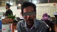 SN ditangkap Satreskrim PPA Polresta Palembang setelah mendapat laporan kasus sodomi ke 2 bocah Palembang (Liputan6.com / Nefri Inge)