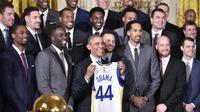 Barack Obama menerima kedatangan juara NBA 2015, Golden State Warriors, di Gedung Putih. (AFP/Mandel Ngan)