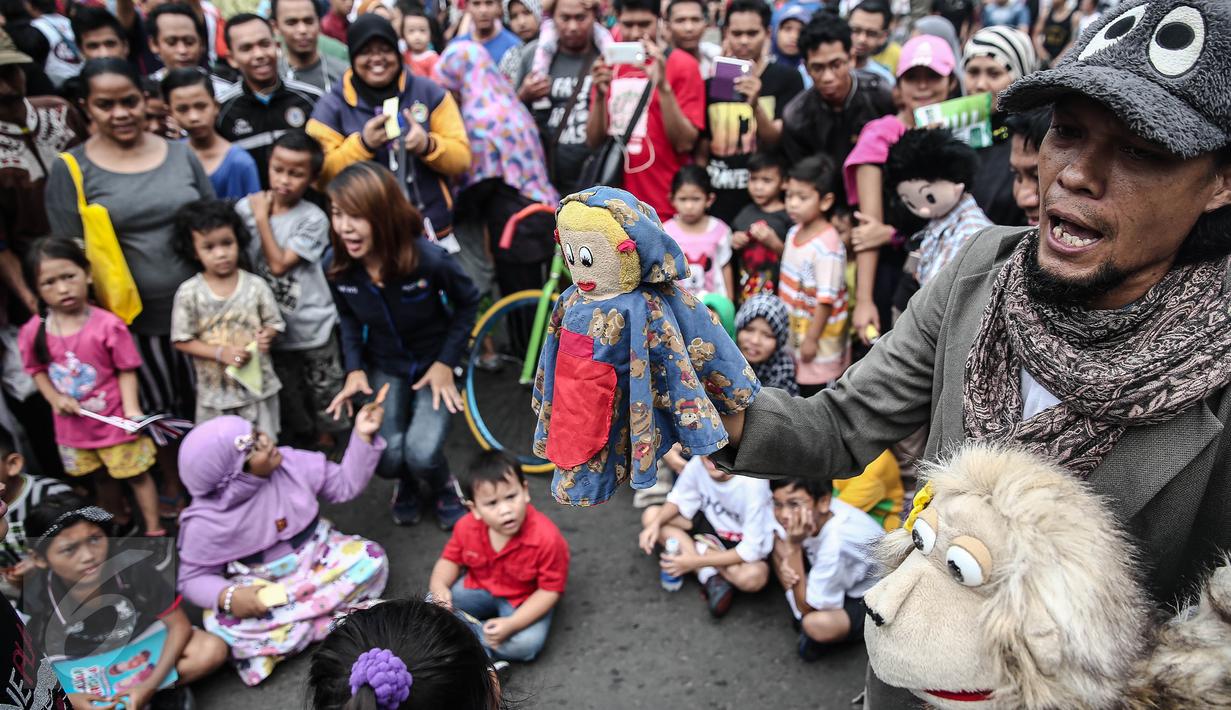 Gerakan Para Pendongeng untuk Kemanusiaan (GePPuK) menggelar aksi mendongeng saat Car Free Day di Bundaran HI, Jakarta, Minggu (5/6). Kampanye ini agar anak bisa menghindari kemungkinan kejahatan seksual terhadap diri mereka. (Liputan6.com/Faizal Fanani)