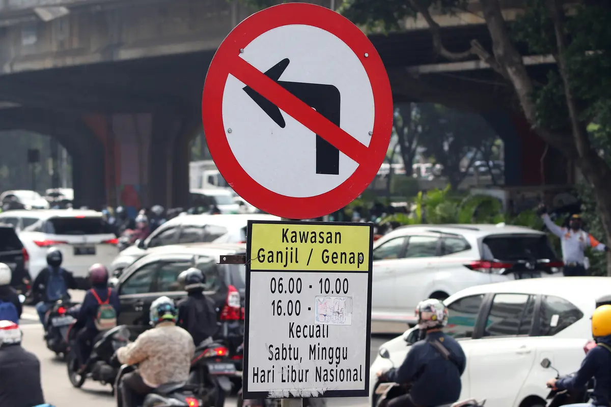 FOTO: PPKM Level 2, Sistem Ganjil Genap di Jakarta Diperluas