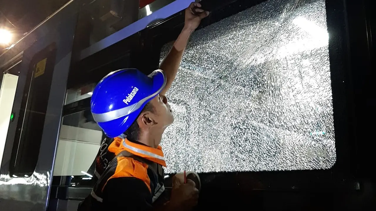 Petugas memeriksa kaca rangkaian kereta api Logawa yang alami tindakan vandalisme berupa pelemparan kaca oleh orang tidak bertanggung jawab (Istimewa)