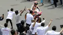 Ia mendapat sambutan hangat dari warga layaknya seorang pembalap yang mendapatkan gelar juara dunia MotoGP. (Bola.com/M Iqbal Ichsan)