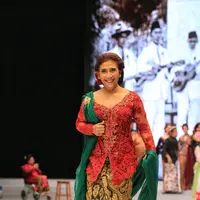 Menteri Kelautan dan Perikanan, Susi Pudjiastuti menjadi salah satu penampil khusus dalam Indonesia Fashion Week (IFW) 2018. Susi menjadi salah satu yang mengenakan busana rancangan karya Anne Avantie. (Adrian Putra/Bintang.com)