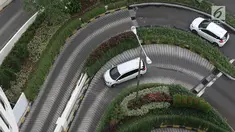 Mobil mencari tempat parkir di pusat perbelanjaan Jakarta, Jumat (11/8). Untuk mengerem pemakaian kendaraan pribadi, Pemprov DKI berencana menaikkan tarif parkir mobil hingga Rp50 ribu untuk sekali parkir pada tahun ini. (Liputan6.com/Immanuel Antonius)