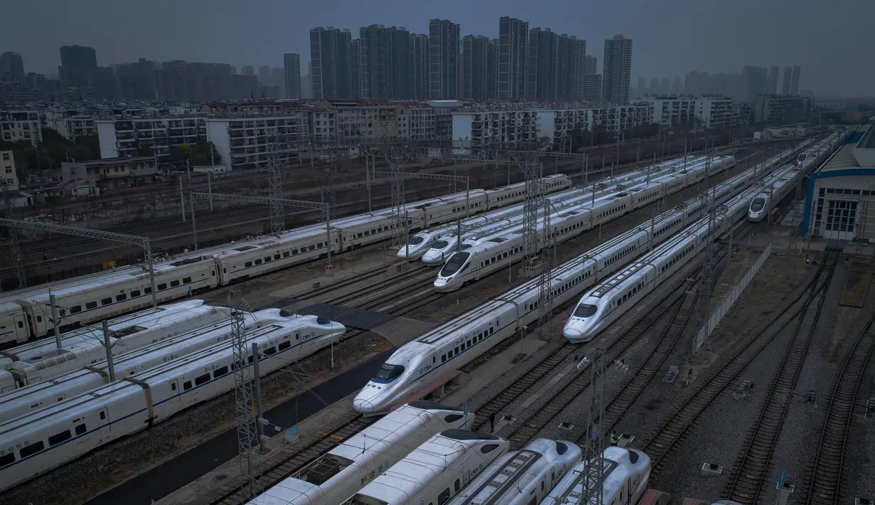 Foto udara menunjukkan kereta terparkir di Wuhan, Provinsi Hubei, China tengah (10/2/2020). Demi mengendalikan penyebaran wabah pneumonia coronavirus baru (novel coronavirus pneumonia/NCP), kereta keberangkatan dan kedatangan di Provinsi Hubei ditangguhkan atau dijadwalkan ulang. (Xinhua/Xiao Yijiu)